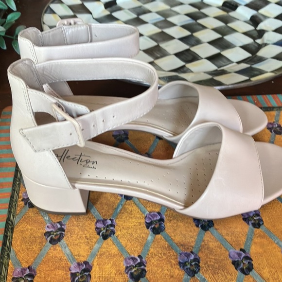 Clarks Ultimate Comfort Collection  nude size 39 fits like 8-1/2 leather - Picture 3 of 7